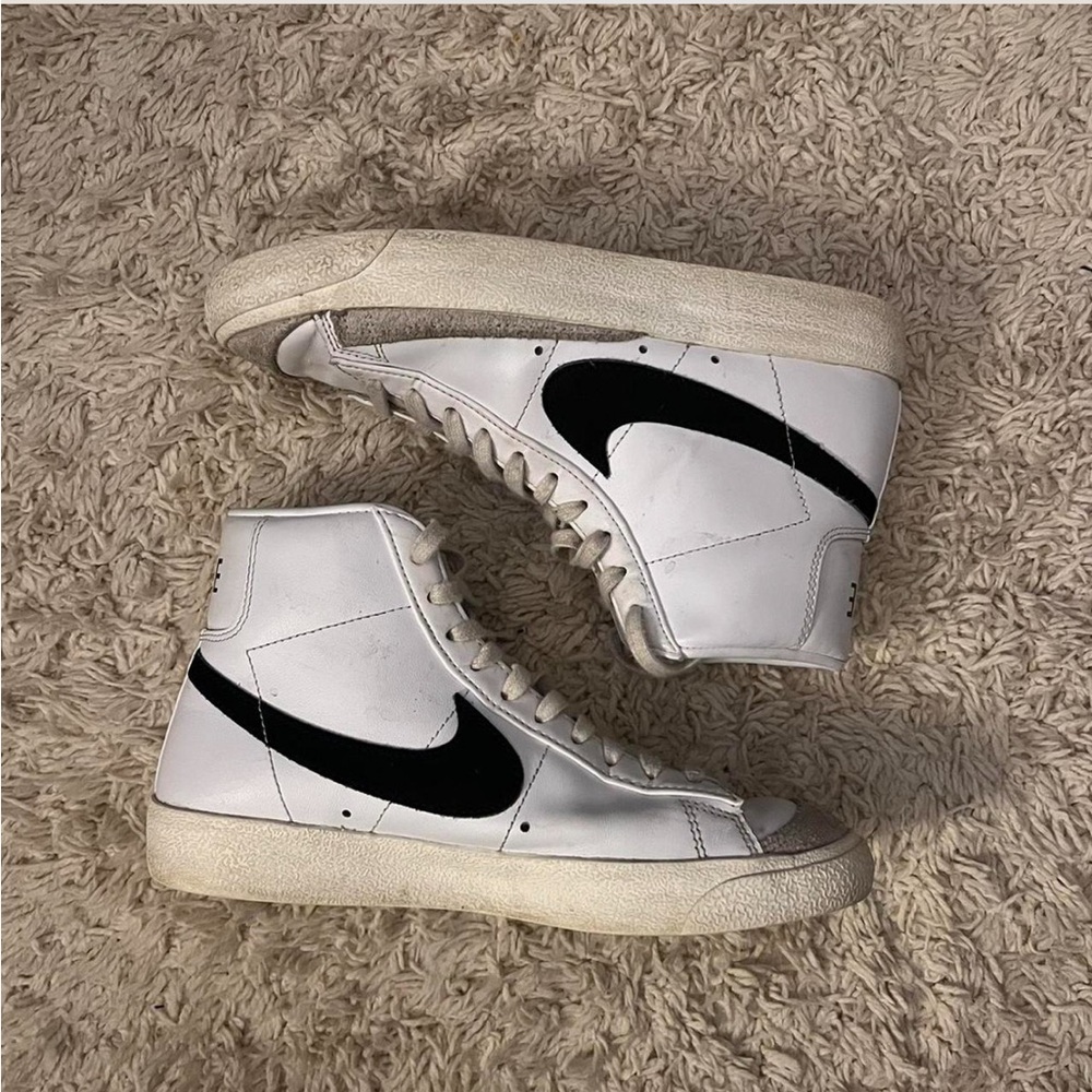 Nike women’s blazer mid ‘77